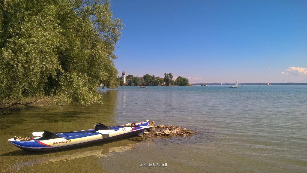 Kajakfahrt Chiemsee, Fraueninsel im Hintergrund