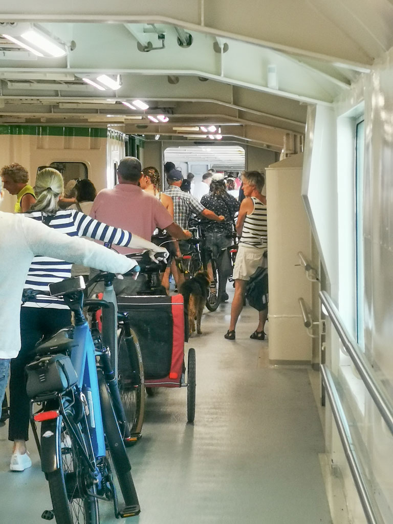 In einer langen Reihe fuhren wir auf das Rad-Deck der Fähre nach Texel. © Günter Nebl
