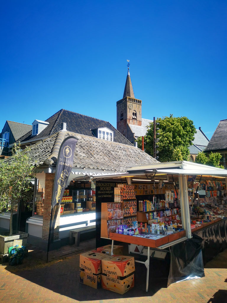 Stände mit leckeren und hübschen Dingen gibt es am Markttag im Hauptort. © Günter Nebl