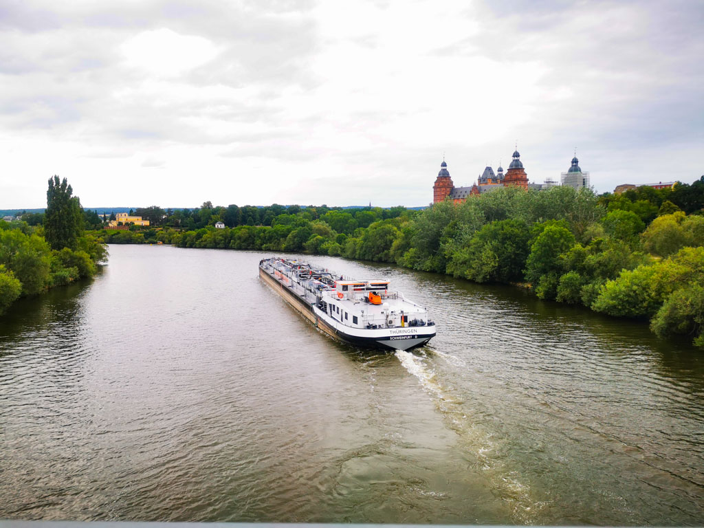 Der Main und Schloss Johannisburg bei Aschaffenburg. © Günter Nebl