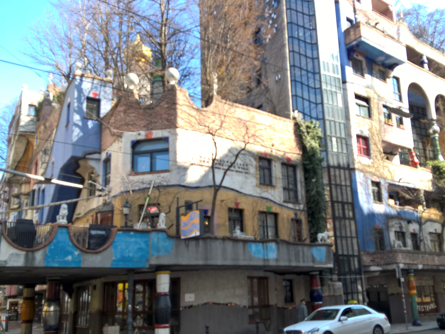 Das Hundertwasserhaus mit seiner wunderbaren farbenfrohen Asymmetrie. © Monika Nebl